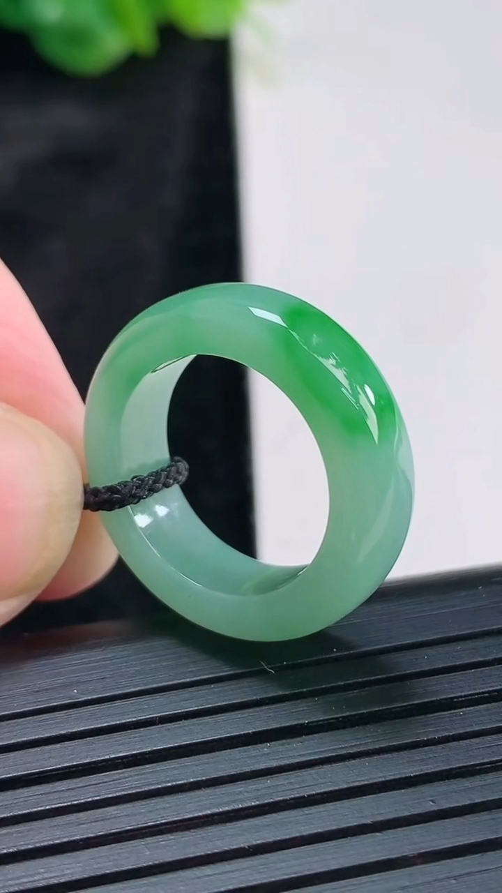 天然A货翡翠素面玉指环 戒指，尺寸16.5-6.2-4重量:4.56g2026年3月30日
工厂直销
