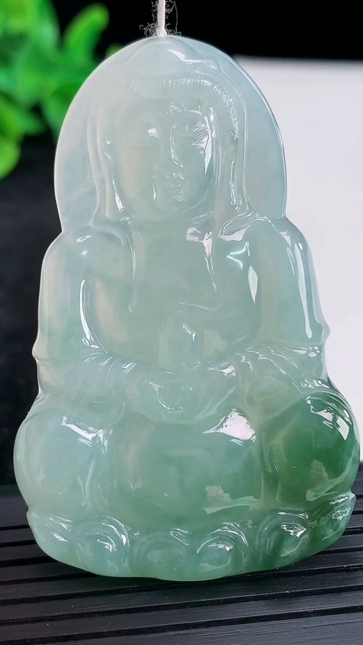 天然A货翡翠冰种飘花正装观音吊坠，尺寸60.5-38.6-5.6重量:25.98g
3月30日