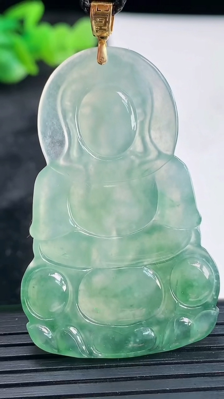 天然A货翡翠18k金飘花正装观音吊坠，尺寸50-31-5重量:12.08g
3月30日