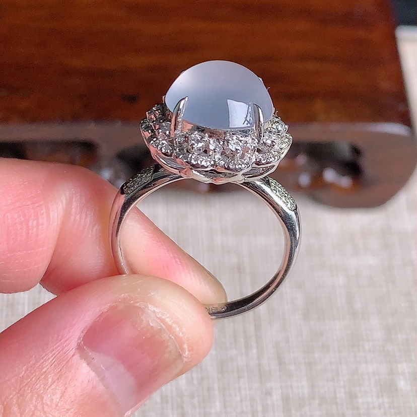 天然A货翡翠18K金伴钻镶嵌白冰白月光蛋面戒指 圈口17.6裸石
尺寸10.5mm 重量5.00g 