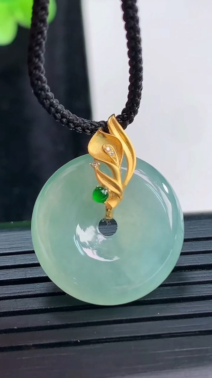 天然A货翡翠平安扣吊坠，尺寸20-5.2重量:4.55g
3月30日