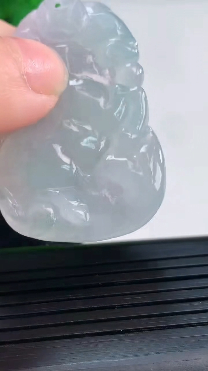 天然A货翡翠飘花生肖马吊坠，尺寸43-28-5重量:14.06g
3月30日