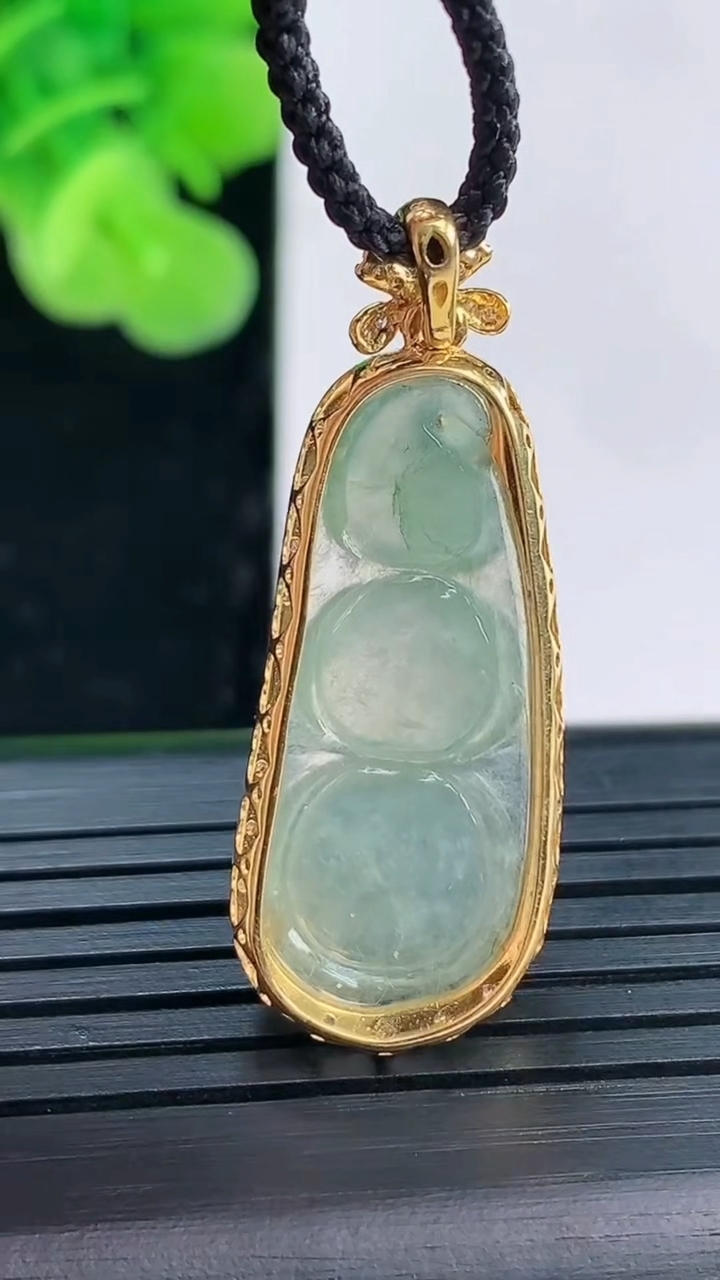 天然A货翡翠福豆吊坠尺寸35.4-13.4-7.5裸石27.7-11.8重量:3.67g
3月30日