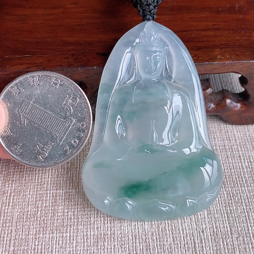 天然A货翡翠飘花观音吊坠 
尺寸51.3-36-6mm 重量21.78g 0329