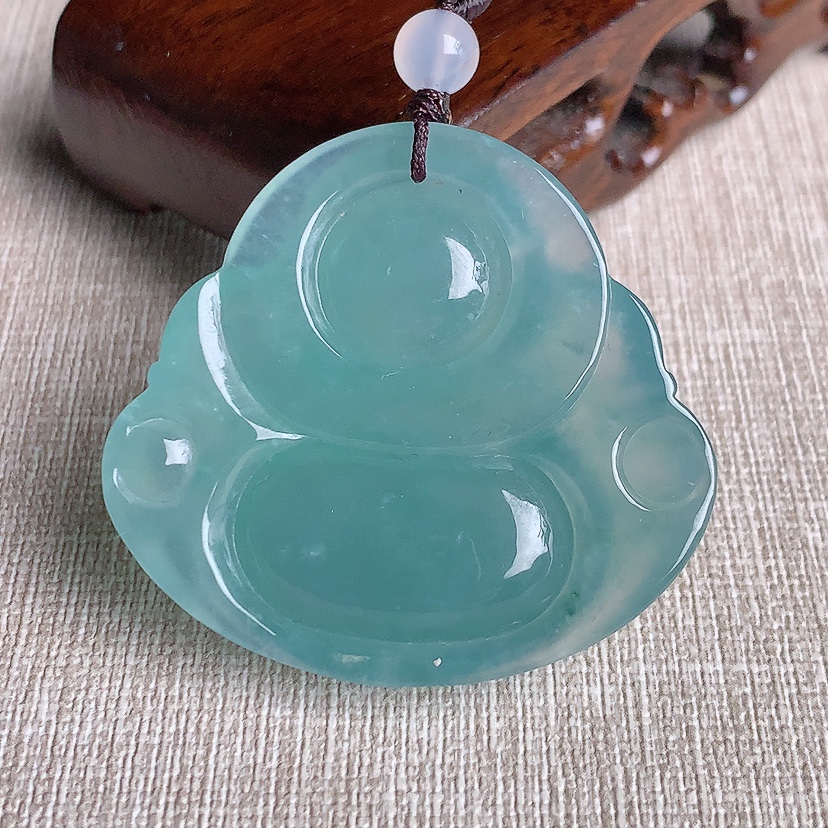 天然A货翡翠晴水大件厚装佛公吊坠 
尺寸40.6-44-11.8mm 重量31.18g 0329