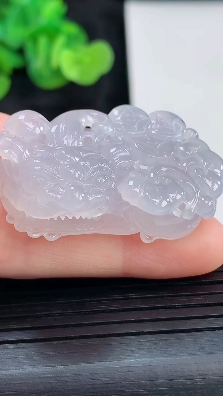 天然A货翡翠霸王貔貅吊坠，尺寸40.5-20-12重量:22.25g
3月30日