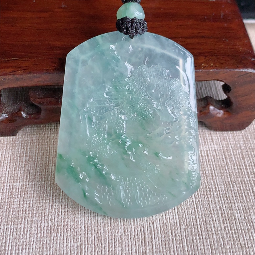 天然A货翡翠飘花意境山水牌吊坠 
尺寸48.8-37.5-4.5mm 重量22.70g 0329