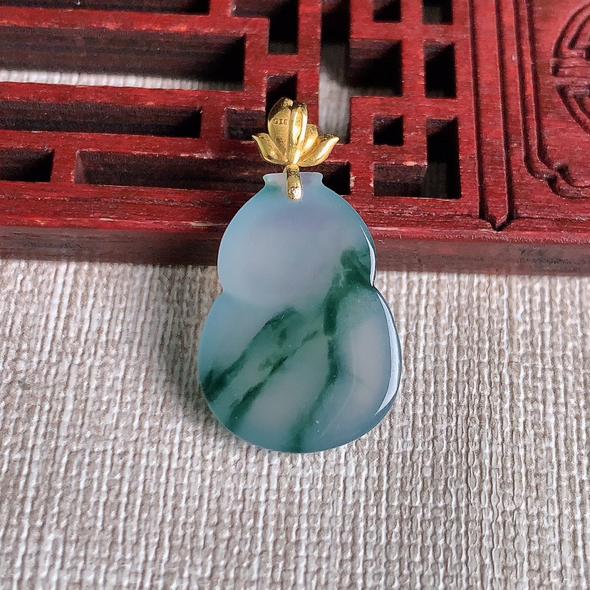 天然A货翡翠18K金扣头飘花葫芦吊坠 
尺寸27-20.4-15-4.5mm 重量2.85g 032