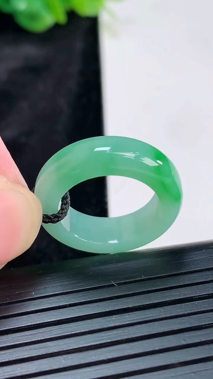 天然A货翡翠素面玉指环 戒指，尺寸16.5-6.2-4重量:4.56g2026年3月30日
工厂直销收藏佳品,种好水足，色泽均匀，有种有色，上手高大气！