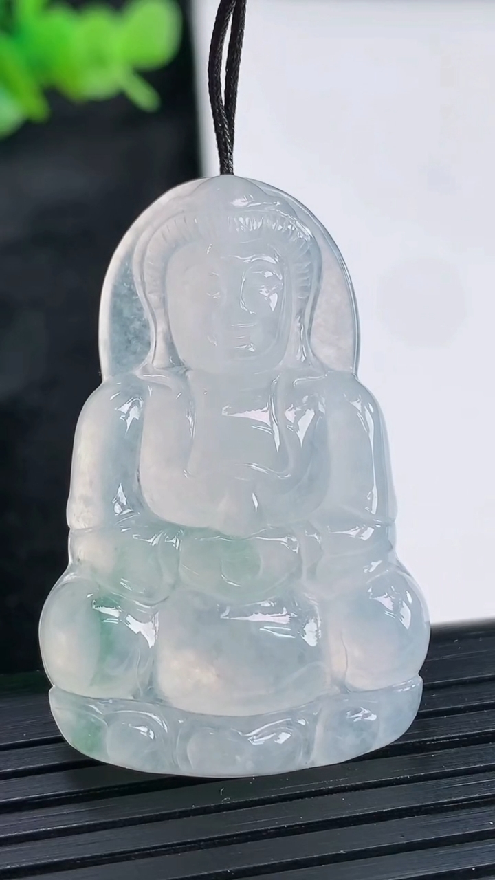 天然A货翡翠冰种飘花正装观音菩萨吊坠，尺寸42-27-5.5重量:11.68g
3月30日