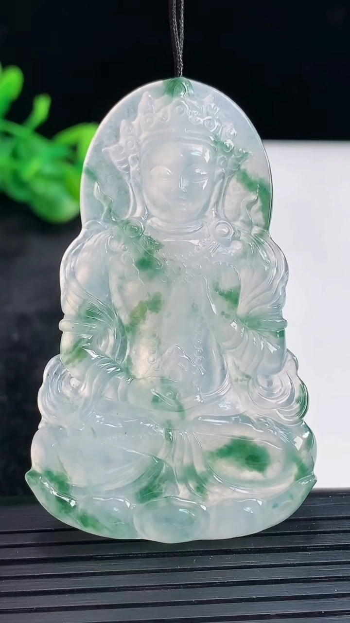 天然A货翡翠种飘花度母观音菩萨吊坠，尺寸61.5-38.6-5重量:20.23g
3月30日