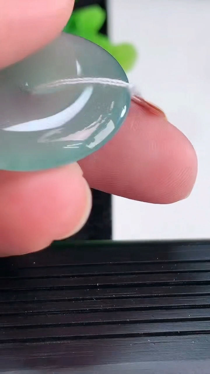 天然A货翡翠平安扣吊坠，尺寸30.5-6重量:10.86g
3月30日