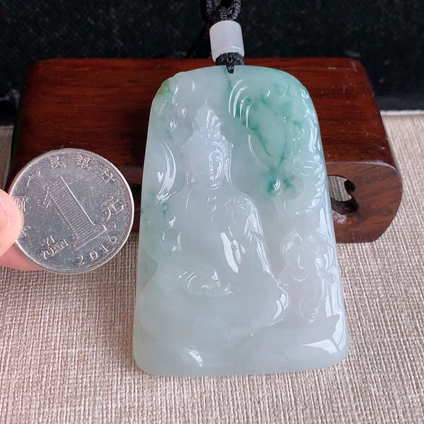 天然A货翡翠飘花普贤菩萨吊坠 
尺寸63-42-5.8mm 重量40.10g 0329