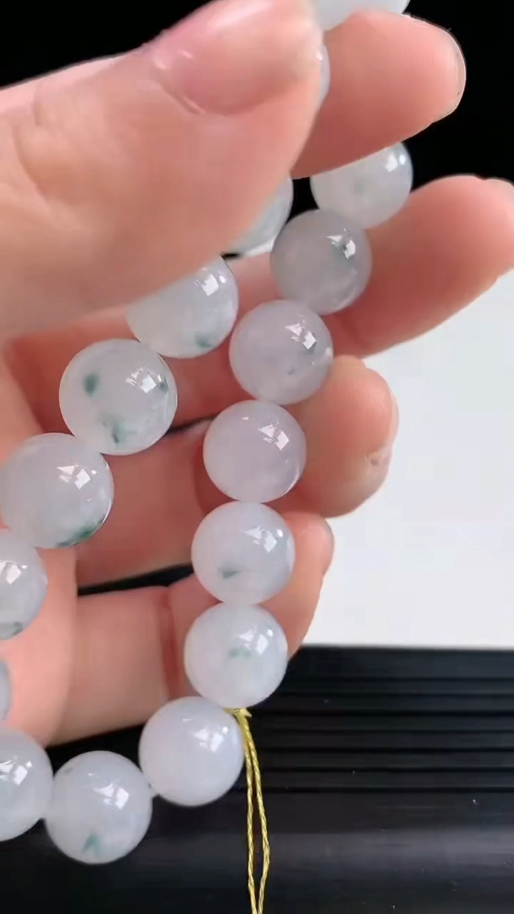 天然A货翡翠飘花圆珠手串，尺寸10，重量:32.77g3月30日
工厂直销收藏佳品,种好水足，色泽均匀，有种有色，上手高大气！