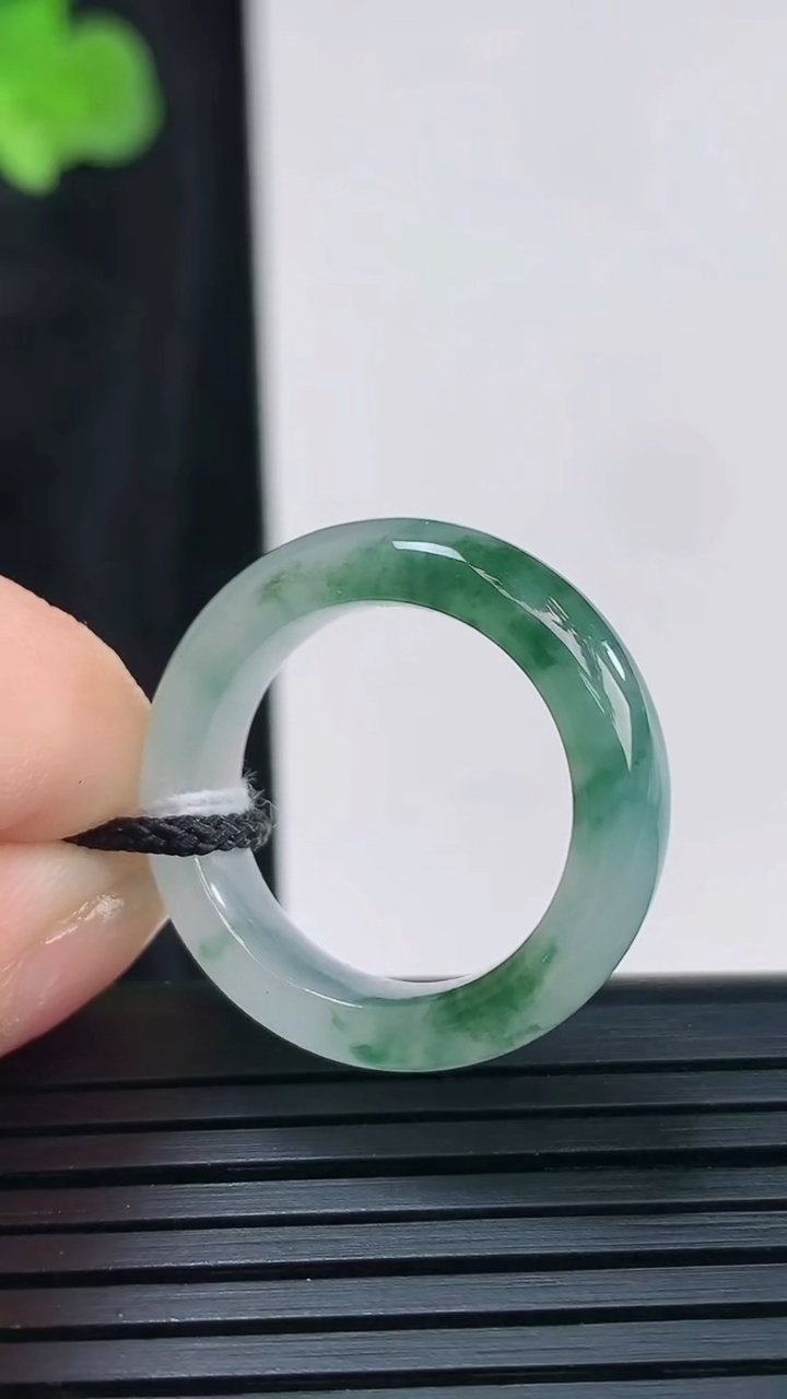 天然A货翡翠冰种飘花素面玉指环 戒指，尺寸17-6.2-4重量:4.16g2026年3月30日
工厂直销收藏佳品,种好水足，色泽均匀，有种有色，上手高大气！