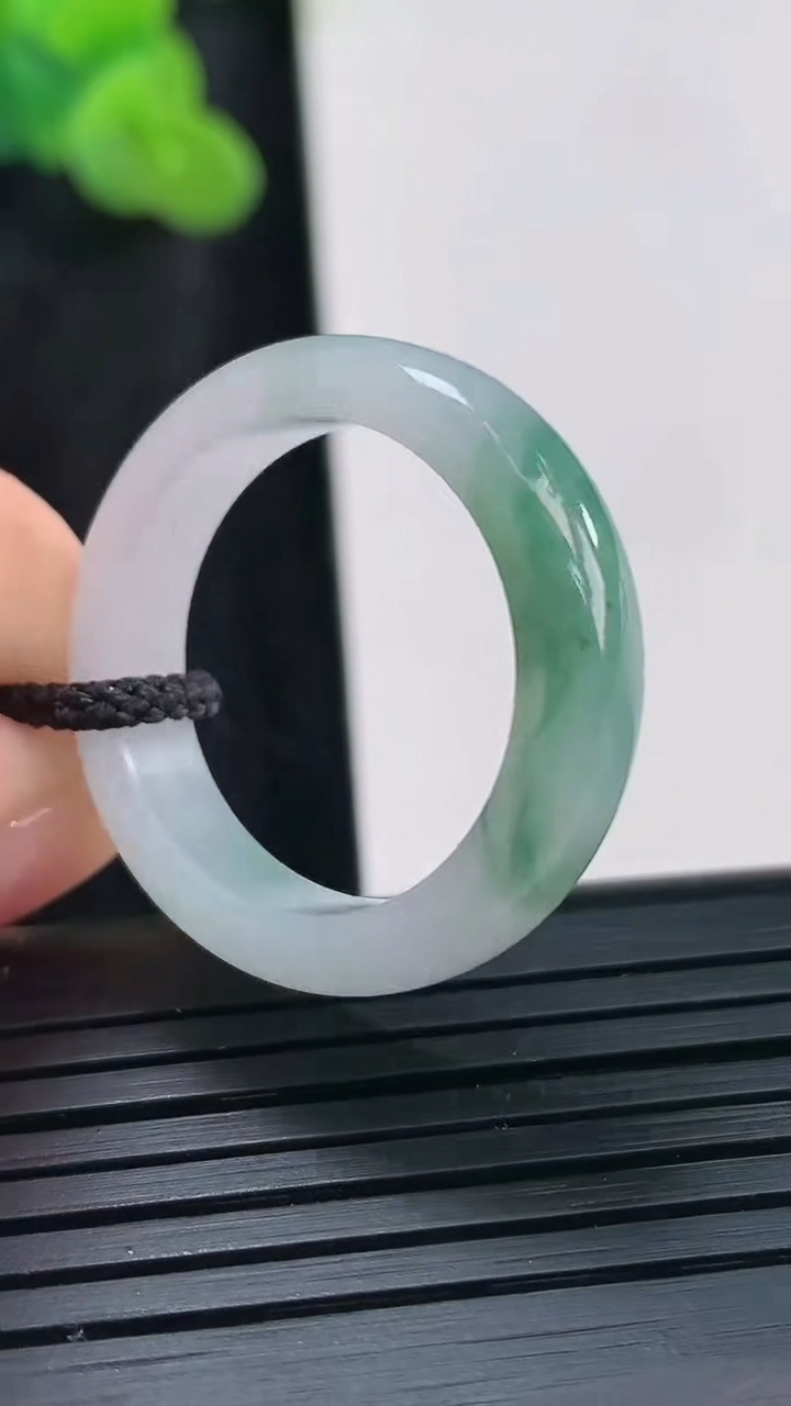 天然A货翡翠飘花素面玉指环 戒指，尺寸20.6-6-4重量:4.66g2026年3月30日
工厂直销收藏佳品,种好水足，色泽均匀，有种有色，上手高大气！