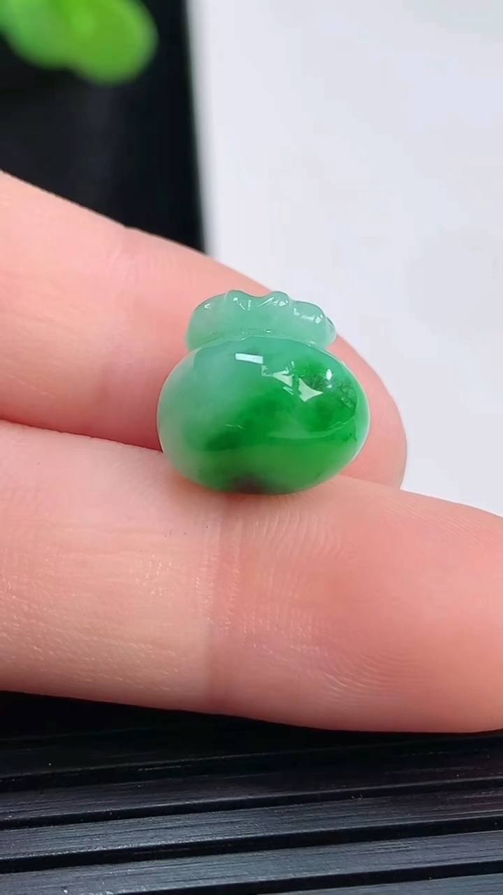 天然A货翡翠钱袋吊坠，尺寸9.6-11重量:2.14g
3月30日
