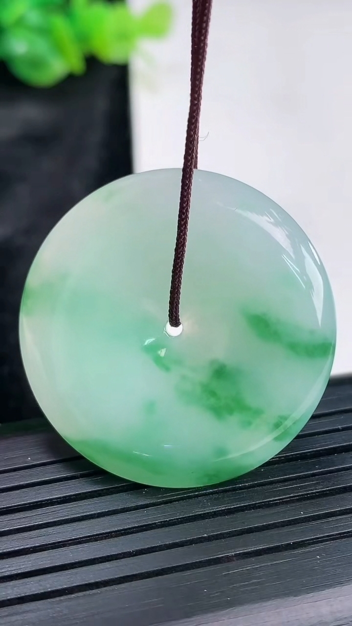 天然A货翡翠平安扣吊坠，尺寸33.5-6重量:13.24g
3月30日