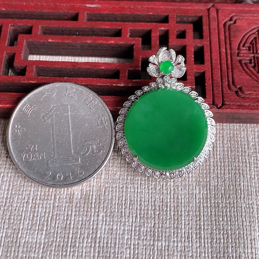 天然A货翡翠18K金伴钻镶嵌满绿无事牌吊坠 
尺寸30.5-22.5-7.3裸石18.5mm 重量4.58g 0329