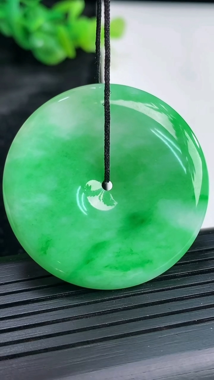 天然A货翡翠平安扣吊坠，尺寸39.5-5.8重量:19.10g
3月30日