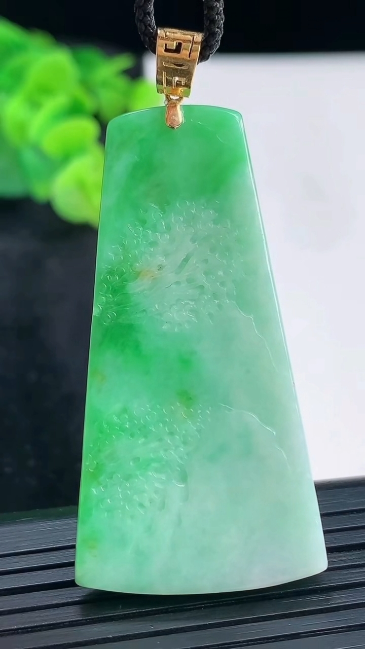 天然A货翡翠山水牌吊坠，尺寸48.5-25.5-6.5重量:15.67g
3月30日