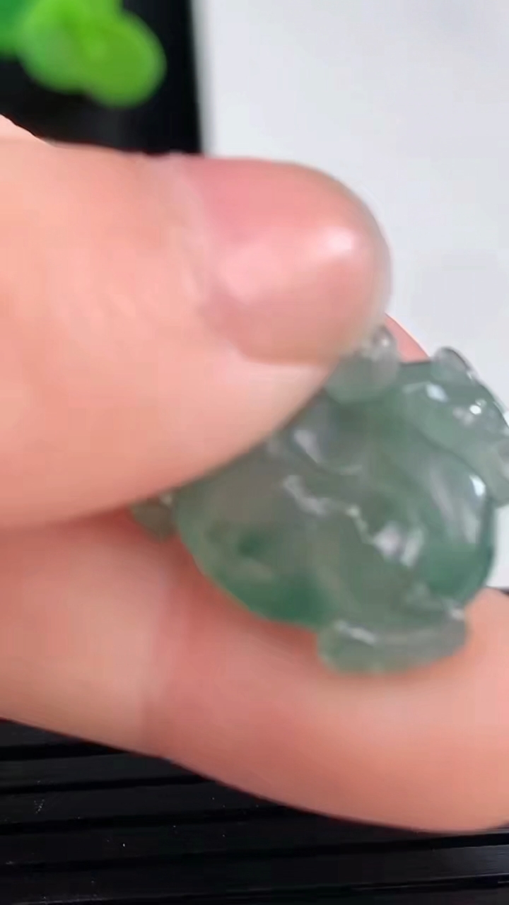 天然A货翡翠冰种飘花生肖马吊坠，尺寸16-21-7.2重量:3.85g
3月30日