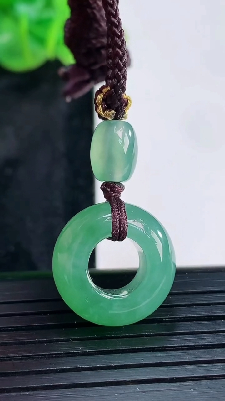 天然A货翡翠路路通吊坠，尺寸17.5-9重量:6.47g
3月30日