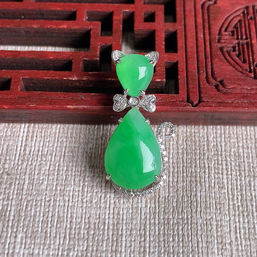 天然A货翡翠18K金伴钻镶嵌甜绿水滴吊坠 
尺寸27-14.4-10.2-6.5mm 重量3.18g