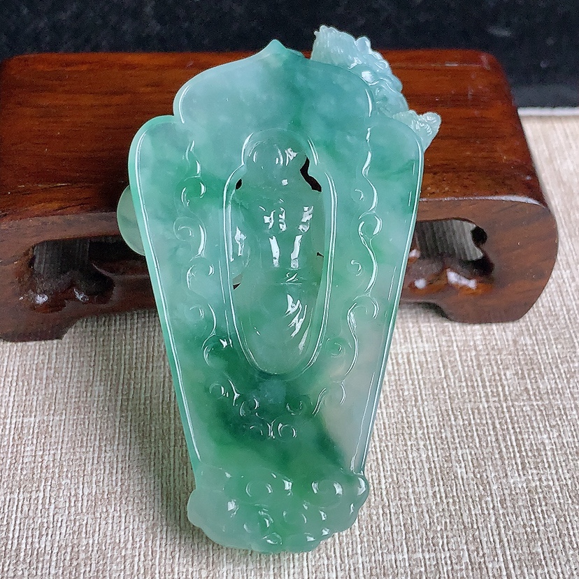 天然A货翡翠飘花不动明王吊坠 
尺寸69-41-12.8mm 重量40.08g 0329