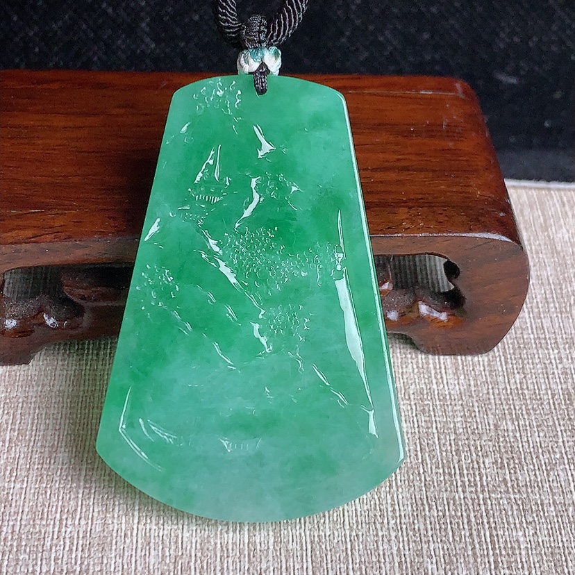天然A货翡翠满绿意境山水牌吊坠  
尺寸59.2-40.7-5.5mm 重量32.58g 0329
