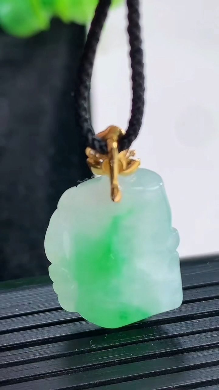 天然A货翡翠节节高升 竹节吊坠，尺寸23-17-8重量:5.72g
3月30日