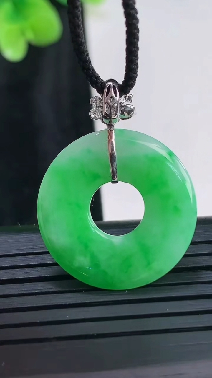 天然A货翡翠平安环吊坠，尺寸23.6-3重量:3.82g
3月30日