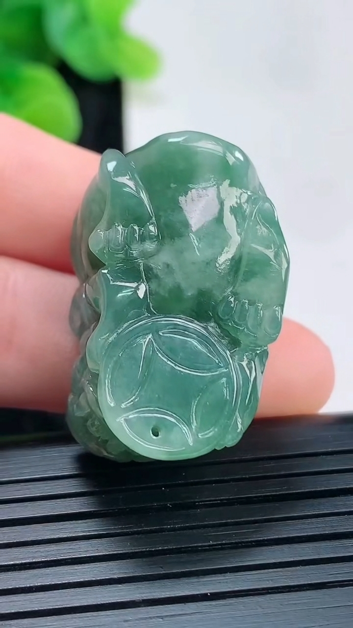 天然A货翡翠貔貅吊坠，尺寸30.5-19-16.5重量:20.83g
3月30日