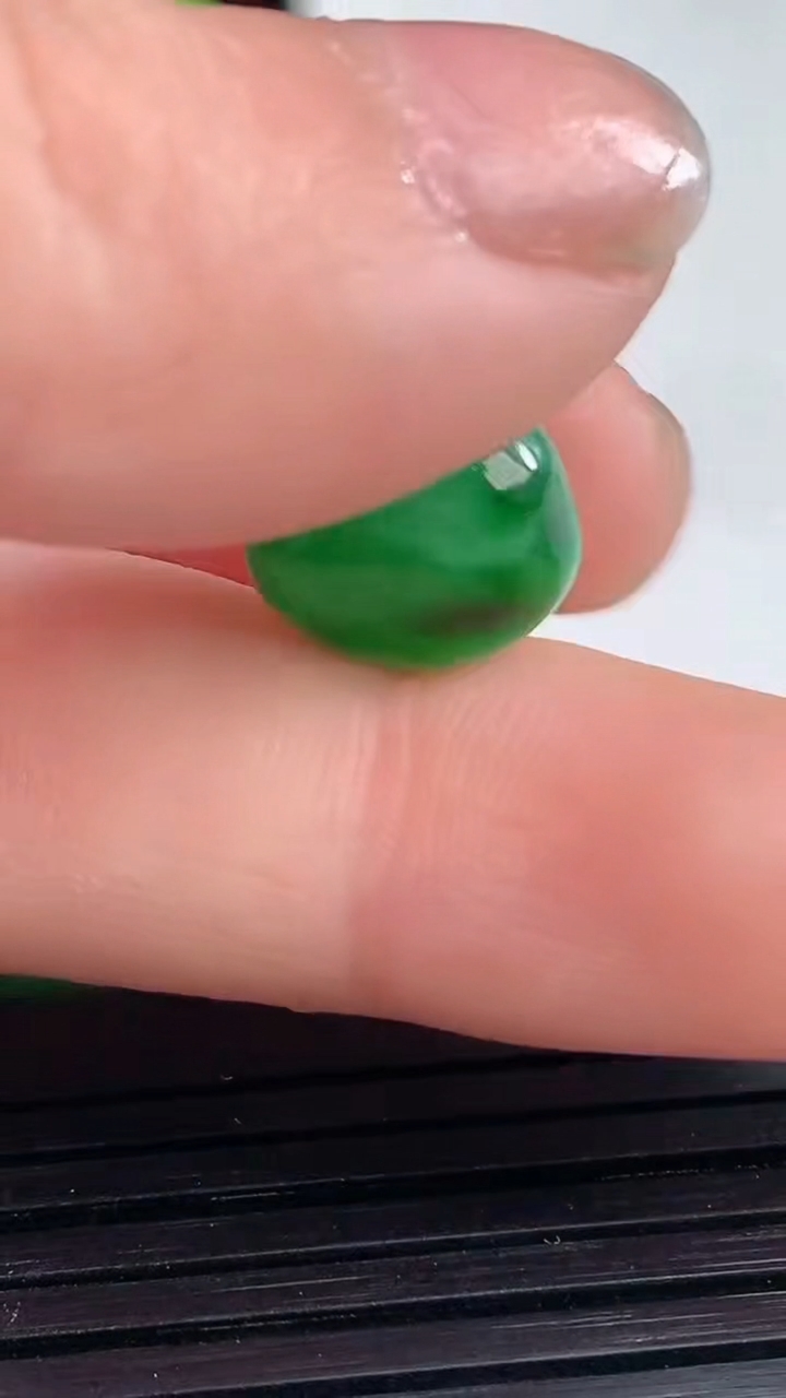 天然A货翡翠钱袋吊坠，尺寸9.6-11重量:2.14g
3月30日