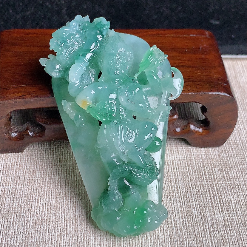 天然A货翡翠飘花不动明王吊坠 
尺寸69-41-12.8mm 重量40.08g 0329