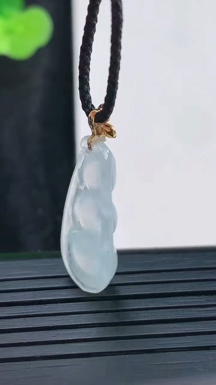 天然A货翡翠种白冰福豆吊坠，尺寸26-11-5重量:1.96g
3月30日