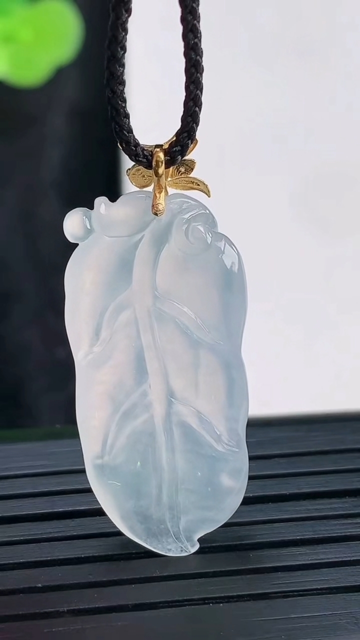 天然A货翡翠种白冰金枝玉叶吊坠，尺寸28-15-4重量:3.74g
3月30日