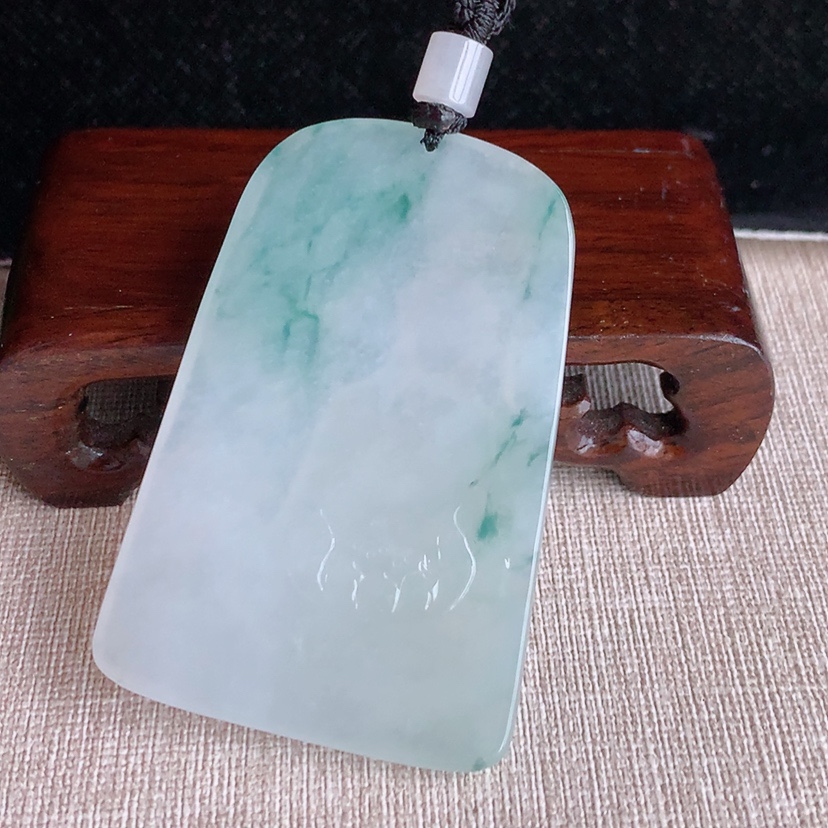 天然A货翡翠飘花普贤菩萨吊坠 
尺寸63-42-5.8mm 重量40.10g 0329