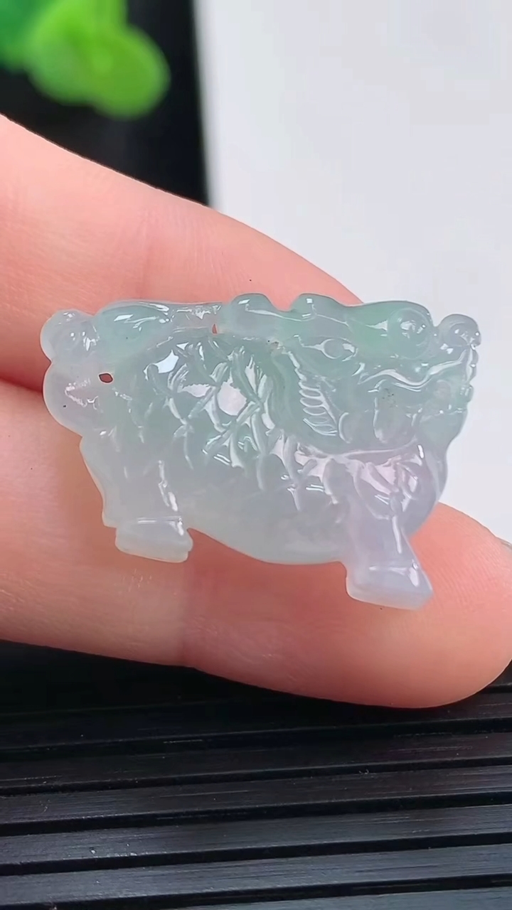 天然A货翡翠麒麟吊坠，尺寸24-17-7重量:5.39g
3月30日