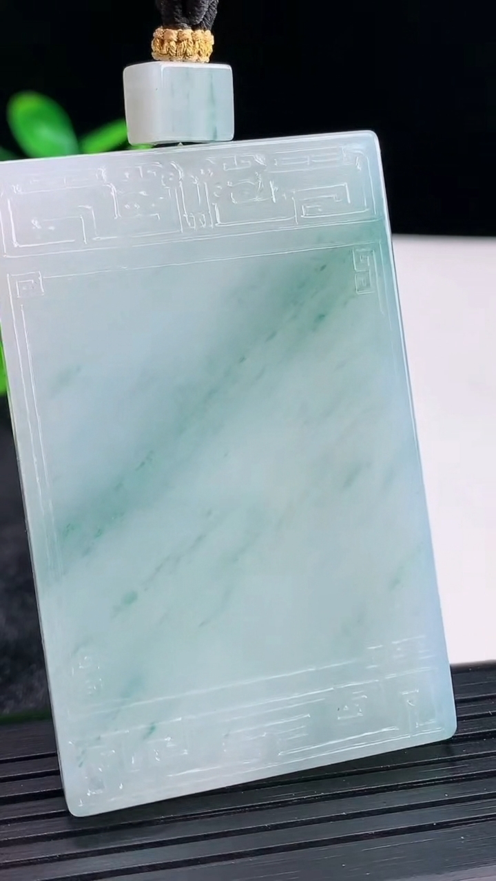 天然A货翡翠冰种飘花仿古无事牌吊坠，尺寸60.5-39-6重量:54.83g
3月30日