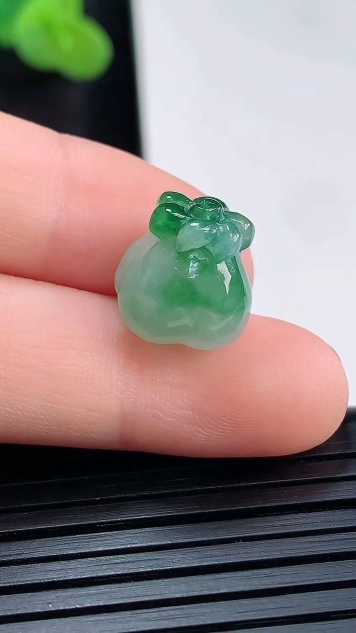 天然A货翡翠钱袋吊坠，尺寸12-10.8重量:2.67g
3月30日