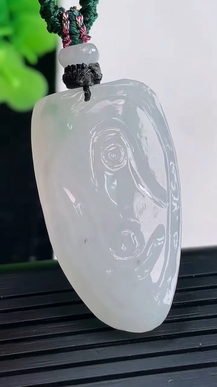 天然A货翡翠飘花原石吊坠尺寸34.2-19.6-8重量:10.81g
3月30日