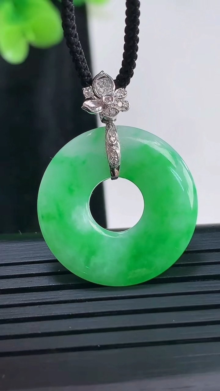 天然A货翡翠平安环吊坠，尺寸23.6-3重量:3.82g
3月30日