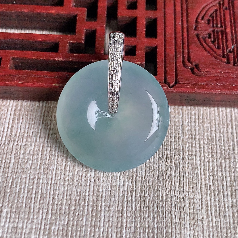 天然A货翡翠18K金伴钻镶嵌飘花平安扣吊坠 
尺寸27.7-22.2-5.6mm 重量6.24g 0329