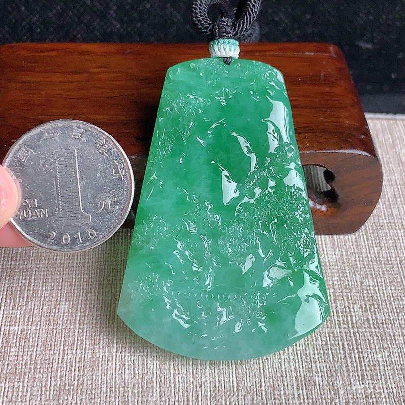 天然A货翡翠满绿意境山水牌吊坠  
尺寸59.2-40.7-5.5mm 重量32.58g 0329