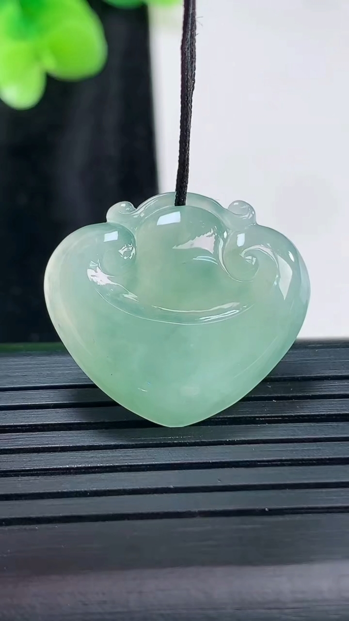 天然A货翡翠如意头吊坠，尺寸22-25-4.5重量:4.36g
3月30日