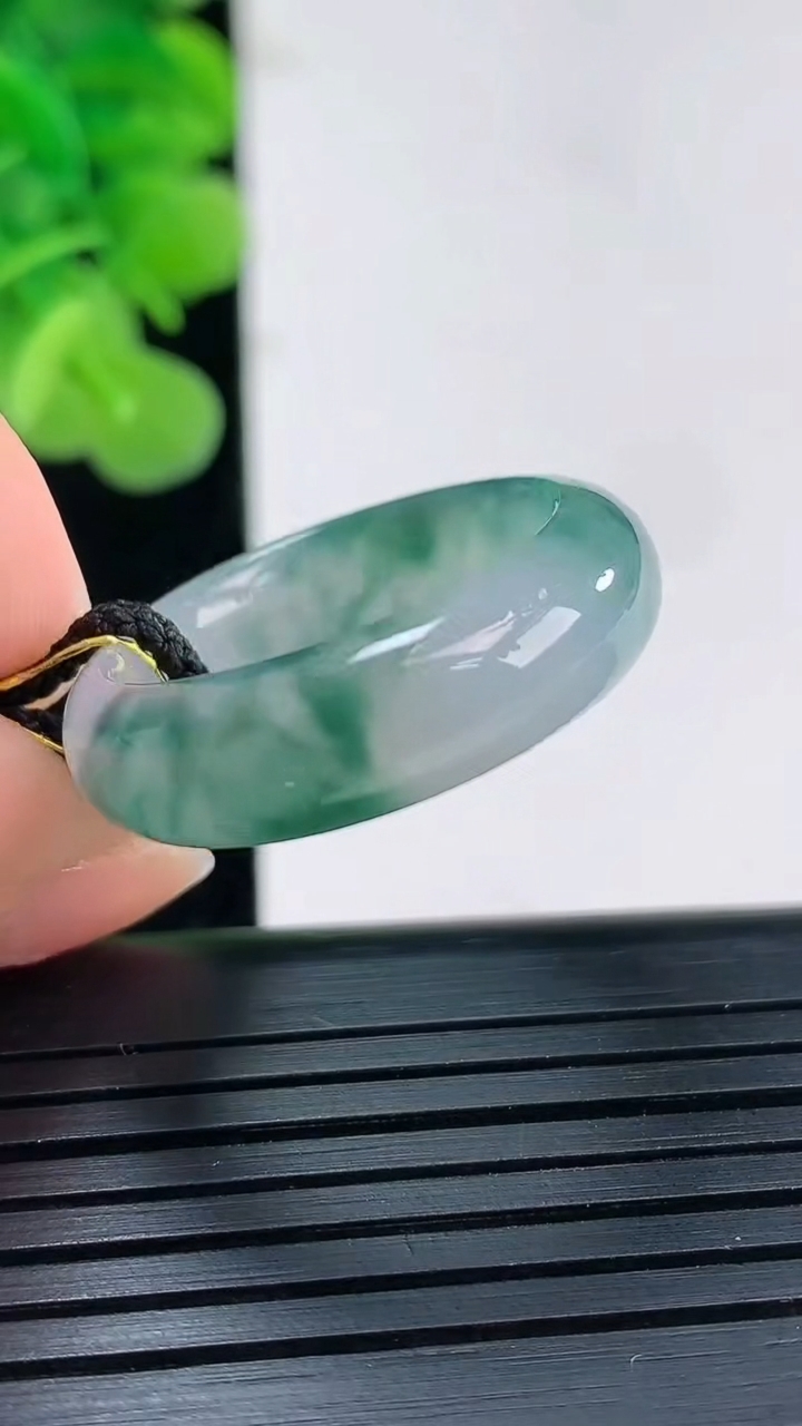 天然A货翡翠冰种飘花指环戒指尺寸18.8-7.2-4重量:5.54g2026年3月30日
工厂直销收藏佳品,种好水足，色泽均匀，有种有色，上手高大气！