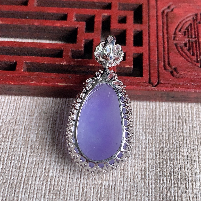 天然A货翡翠18K金伴钻镶嵌紫罗兰福瓜吊坠 
尺寸32.8-15.8-10.2裸石21-12.5mm