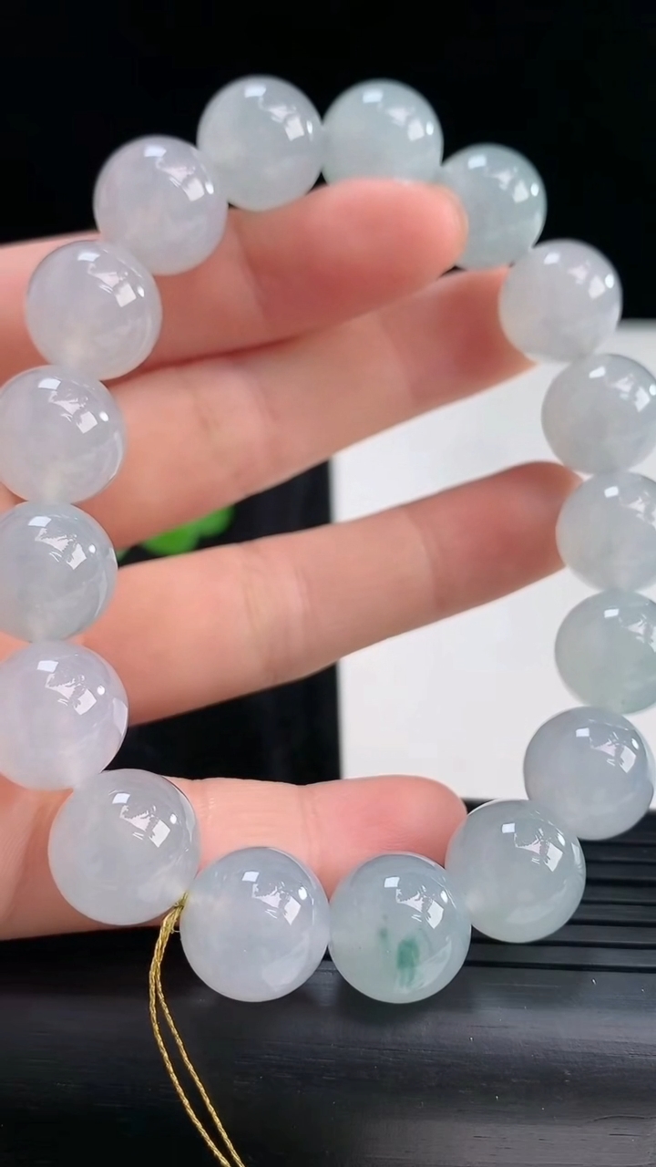 天然A货翡翠种飘花圆珠手串，尺寸12.5重量:56.50g3月30日
工厂直销收藏佳品,种好水足，色泽均匀，有种有色，上手高大气！