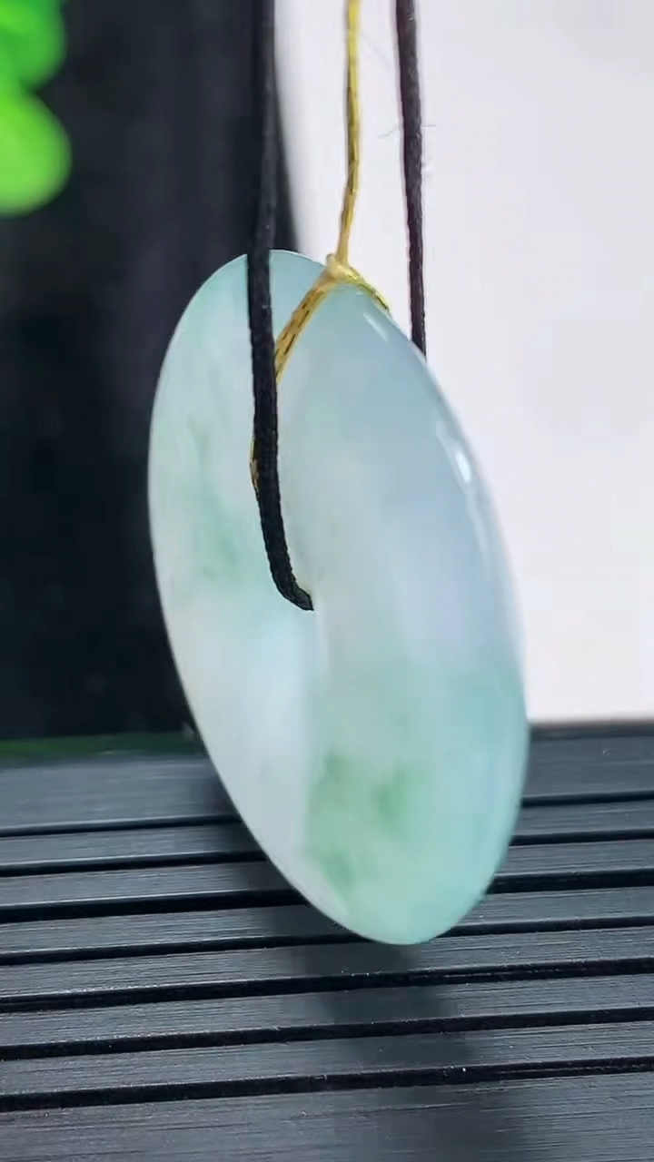 天然A货翡翠飘花平安扣吊坠，尺寸30-5.5重量:10.47g
3月30日